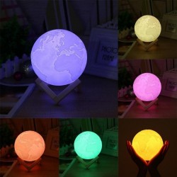 Lampa Glob Pamantesc 3D 20 cm, LED 16 culori, reincarcabila, telecomanda, stand lemn