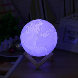 Lampa Glob Pamantesc 3D 20 cm, LED 16 culori, reincarcabila, telecomanda, stand lemn