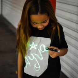 Tricou Glow Fosforescent interactiv, personalizabil cu lumina UV