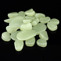 Pietricele fosforescente glow in the dark decorative, translucide care lumineaza verde