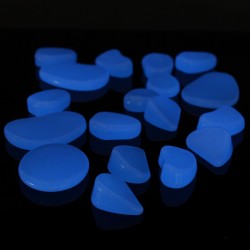 Pietricele fosforescente glow in the dark decorative, translucide care lumineaza albastru