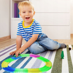 Pista fosforescenta flexibila 100 piese, cu masinuta iluminata LED, multicolora