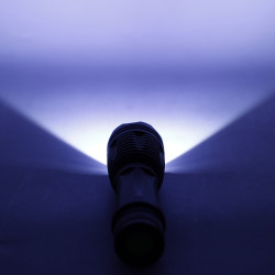Lanterna tactica LED CREE 10W, 4 moduri iluminare, Zoom, raza 800 m, acumulator
