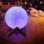 Lampa luna 3D 12cm, multicolora 5 efecte, reincarcabila, telecomanda, suport lemn