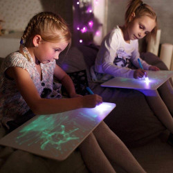 Tablita magica fosforescenta, rescriptibila, lumineaza roz, breloc UV