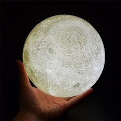 Lampa de veghe luna 3D 20 cm, 16 culori, telecomanda, suport lemn, reincarcabila USB