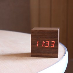 Ceas digital LED cu termometru si senzor de sunet, forma cubica