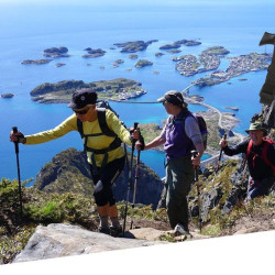 Bat telescopic trekking, maner ergonomic, inaltime reglabila, rosu negru